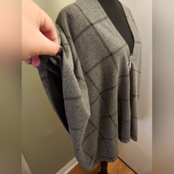 Oversized Wrap Poncho S/M - Picture 2 of 5